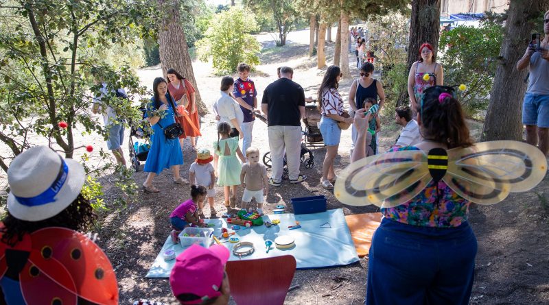 Pour célébrer la fin de l’année des crèches et du Lieu d'Accueil Enfants-Parents (LAEP), tout en favorisant les rencontres et les échanges entre les familles et les professionnels, la Direction de la Petite Enfance de la Ville de Narbonne a organisé sa fête annuelle avec les équipes de la petite enfance. Cet événement s’est déroulé ce samedi 13 juin au domaine de Montplaisir. L’occasion également de dresser le bilan d’un service qui permet à de nombreux parents de profiter d’un encadrement professionnel et adapté à leurs attentes. « La petite enfance constitue l’un des piliers de notre projet municipal, car elle répond à des enjeux essentiels d’égalité, d’accompagnement des familles et d’attractivité du territoire. En développant des services adaptés aux besoins des parents et des enfants, Narbonne confirme son ambition d’être une ville attentive à chaque étape de la vie. » Jean-Paul CÉSAR, Adjoint au Maire délégué à la petite enfance, à l'enfance et à la jeunesse Coralie MALRIC, Conseillère municipale déléguée aux politiques de l’éducation, au fonctionnement des crèches, à l’enfance, à la petite-enfance et à la promotion des animations occitanes